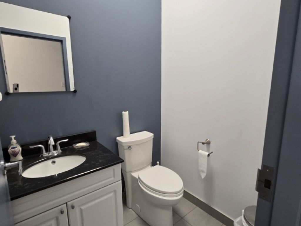 LOCAL � LOUER AU REZ-DE-CHAUSS�E, RUE SAUV� COIN ACADIE 1468 PI.CA.