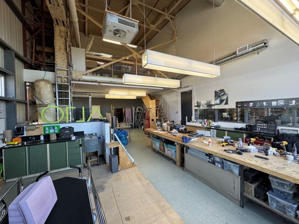 Technop�le Angus     Magnifique espace partag� de 2522 pi ca