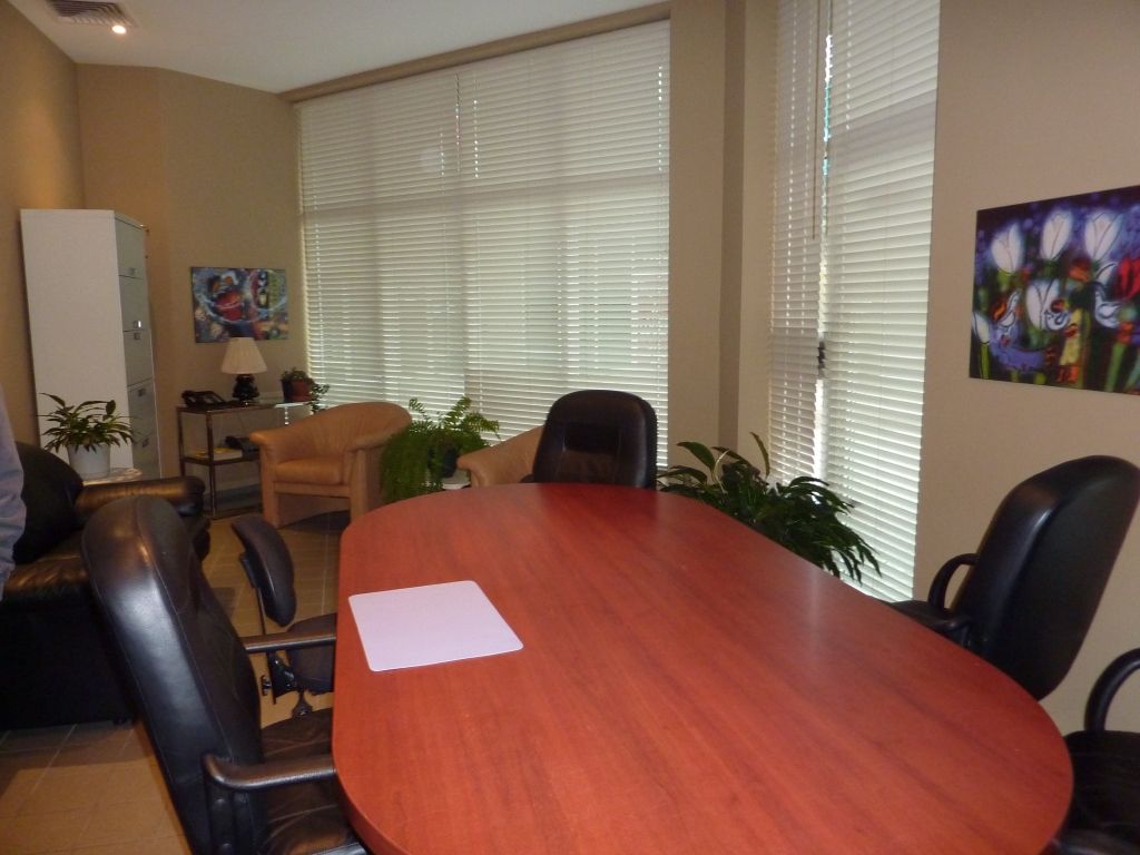 Local commercial pour d�tails, services ou bureaux. 