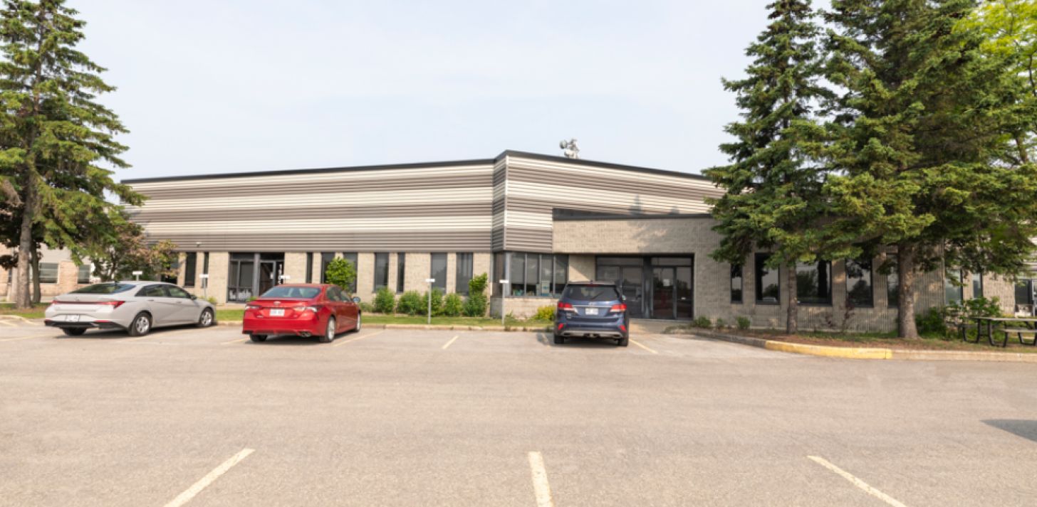 Local industriel &agrave; louer | Boisbriand | +50 000 PI&sup2; - &Agrave; louer