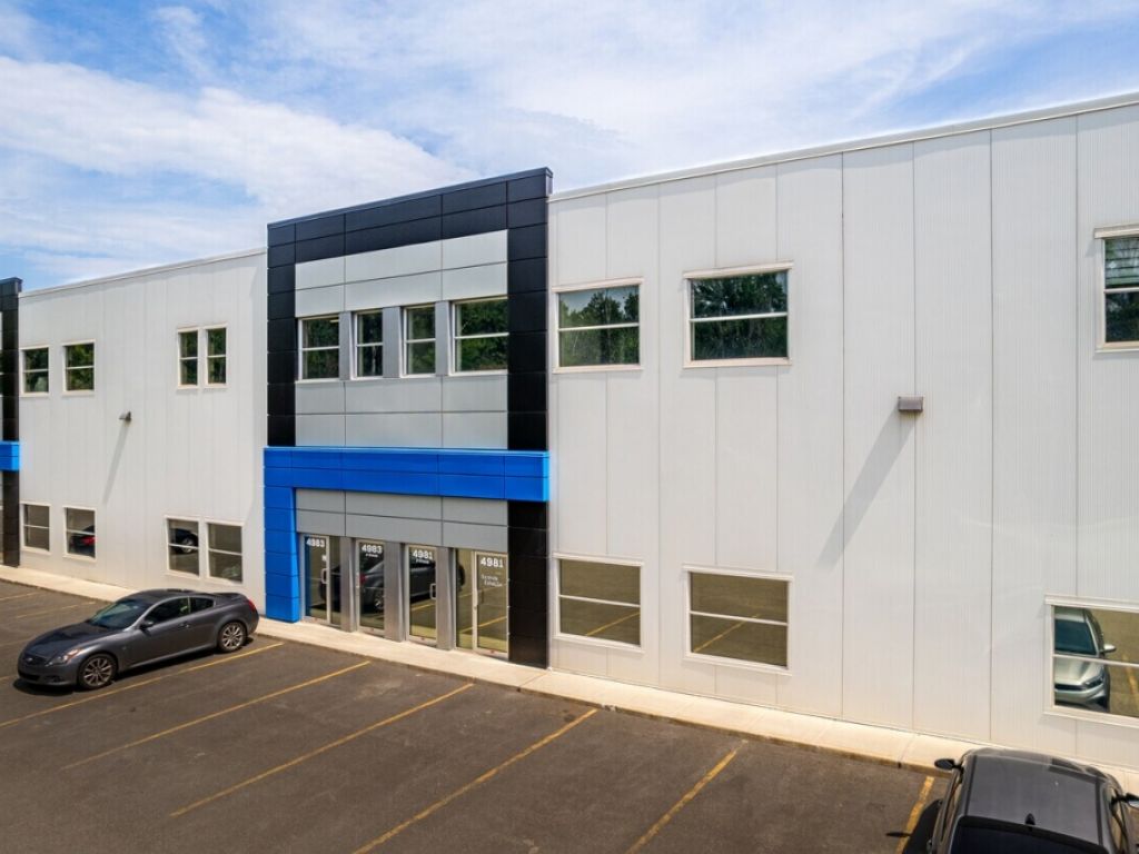 Espace industriel � Louer Laval - 6 985 PI2