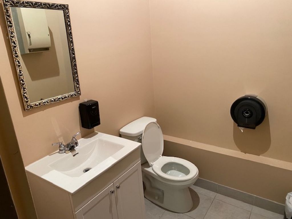 magazin de 948 p.c. a louer a Saint-Leonard