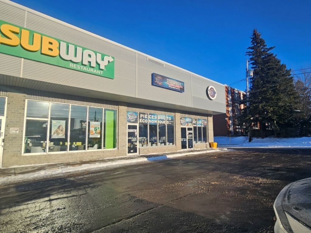 LOCAL COMMERCIAL 1700PC - RUE SEIGNEURIALE BEAUPORT