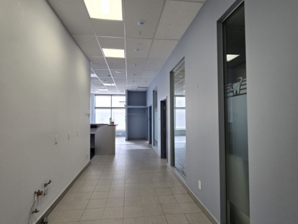 LOCAL � LOUER AU REZ-DE-CHAUSS�E, RUE SAUV� COIN ACADIE 1468 PI.CA.