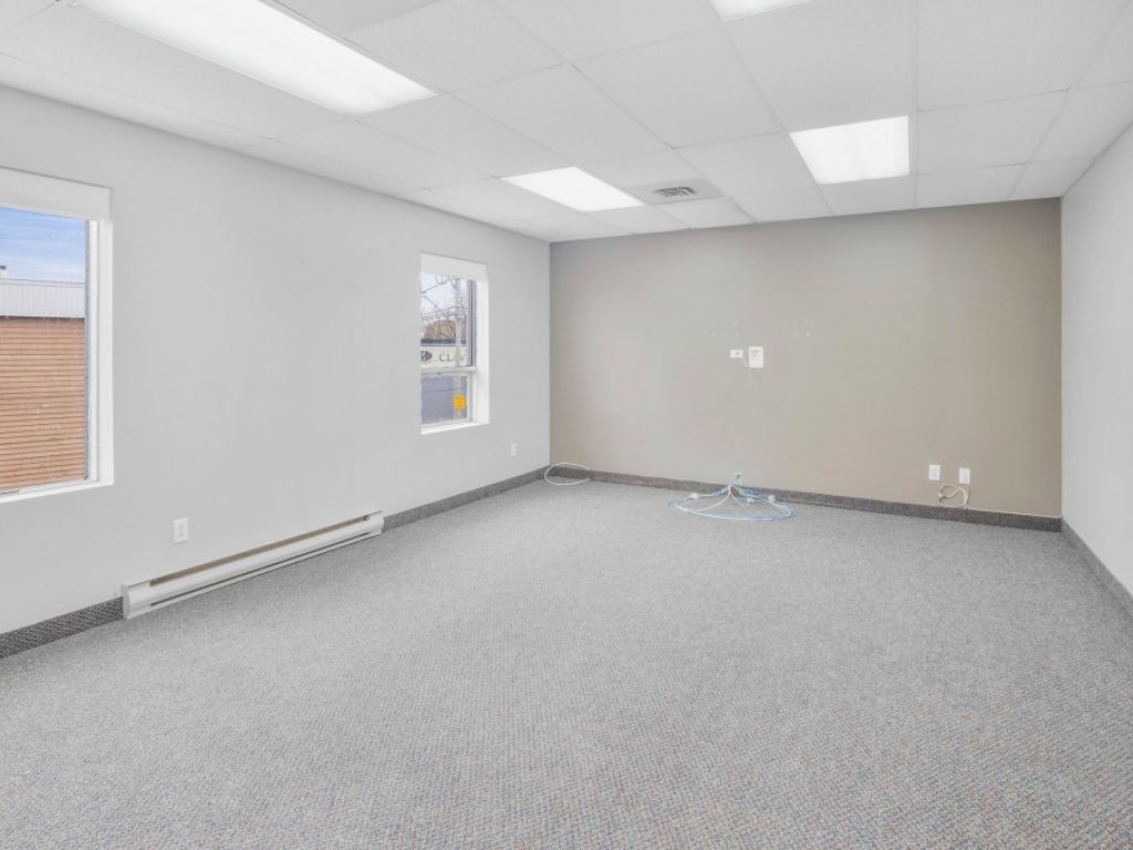 B�tisse � vendre ou � louer + Bureaux au 2e �tage Centre-ville St-J�r�me