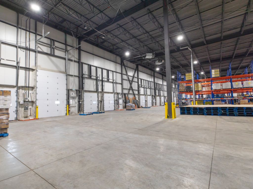 LOCAL INDUSTRIEL/ENTREPOT � LOUER, CANDIAC - 6 200 � 55 934 pi2