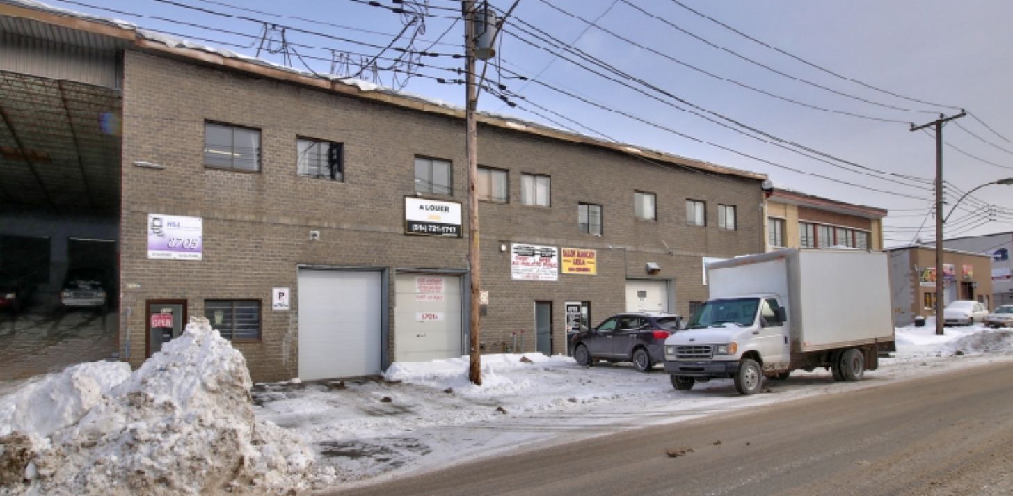 Entrepot de 5,700 pieds avec porte de garage - &Agrave; louer