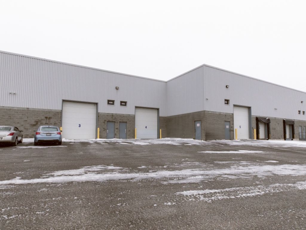 Entr�t industriel � louer | Laval | 2 360 PI� 