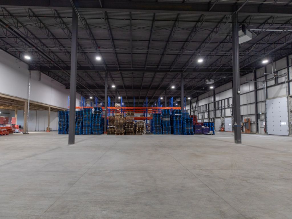 LOCAL INDUSTRIEL/ENTREPOT � LOUER, CANDIAC - 6 200 � 55 934 pi2