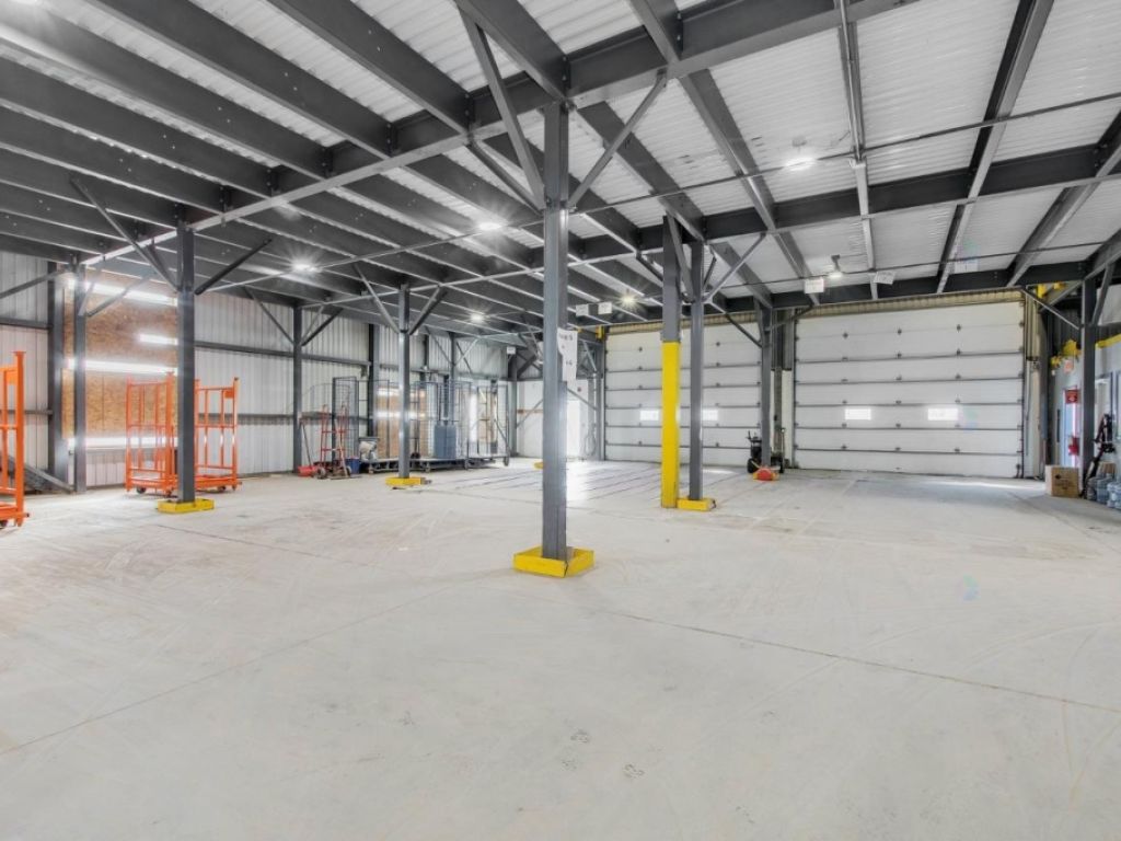 Immense entrep�t subdivisible Quartier industriel Mirabel