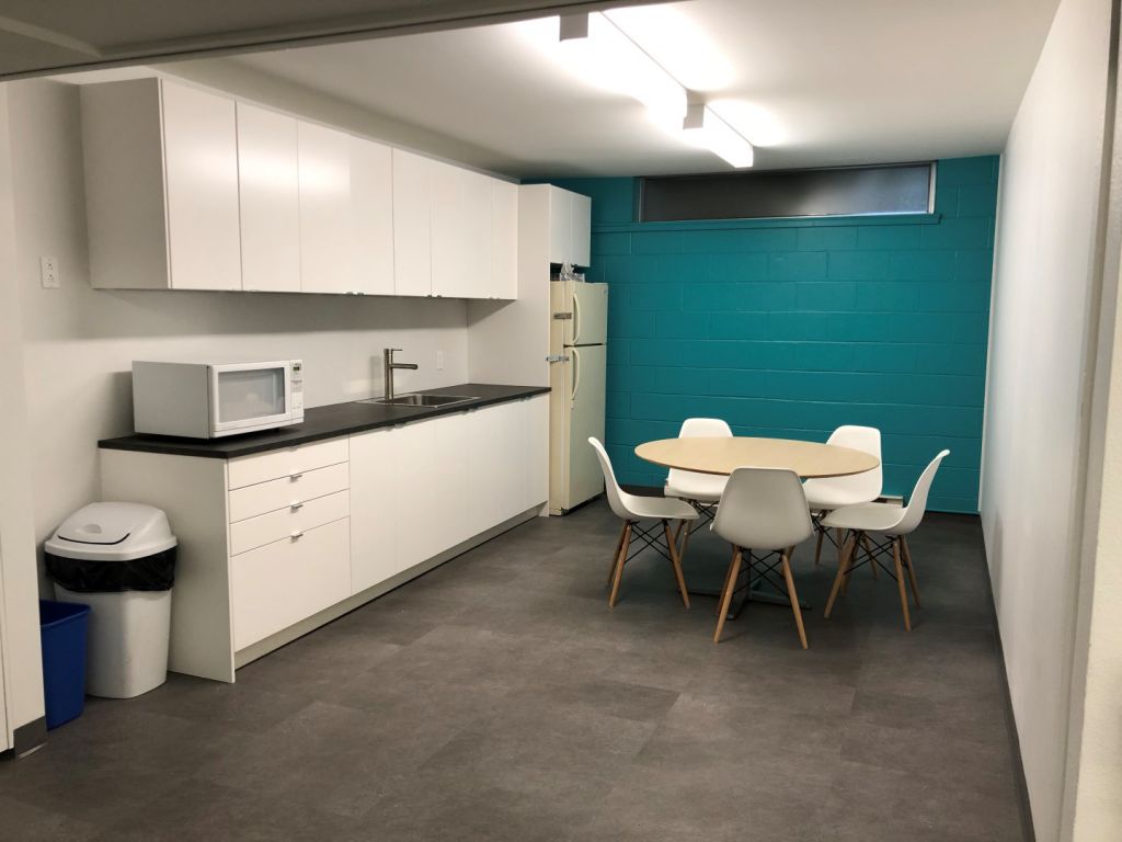 Bureaux ferm�s avec fen�tre_fra�chement r�nov� (pr�s du M�tro Cartier) - LIBRE IMM�DIATEMENT