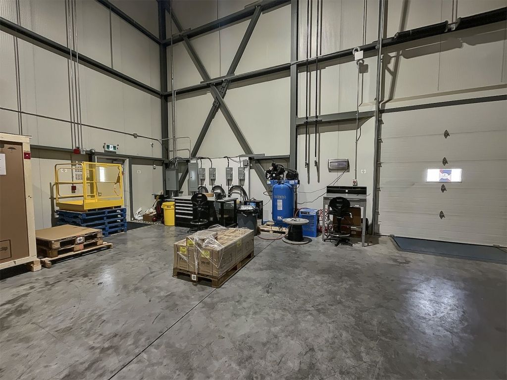 Espace industriel � Louer Laval - 6 985 PI2