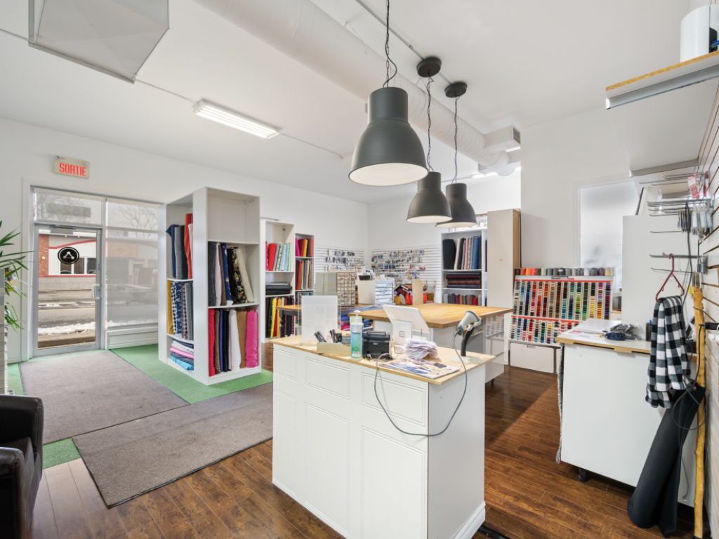 Unit� commerciale de coin � louer
