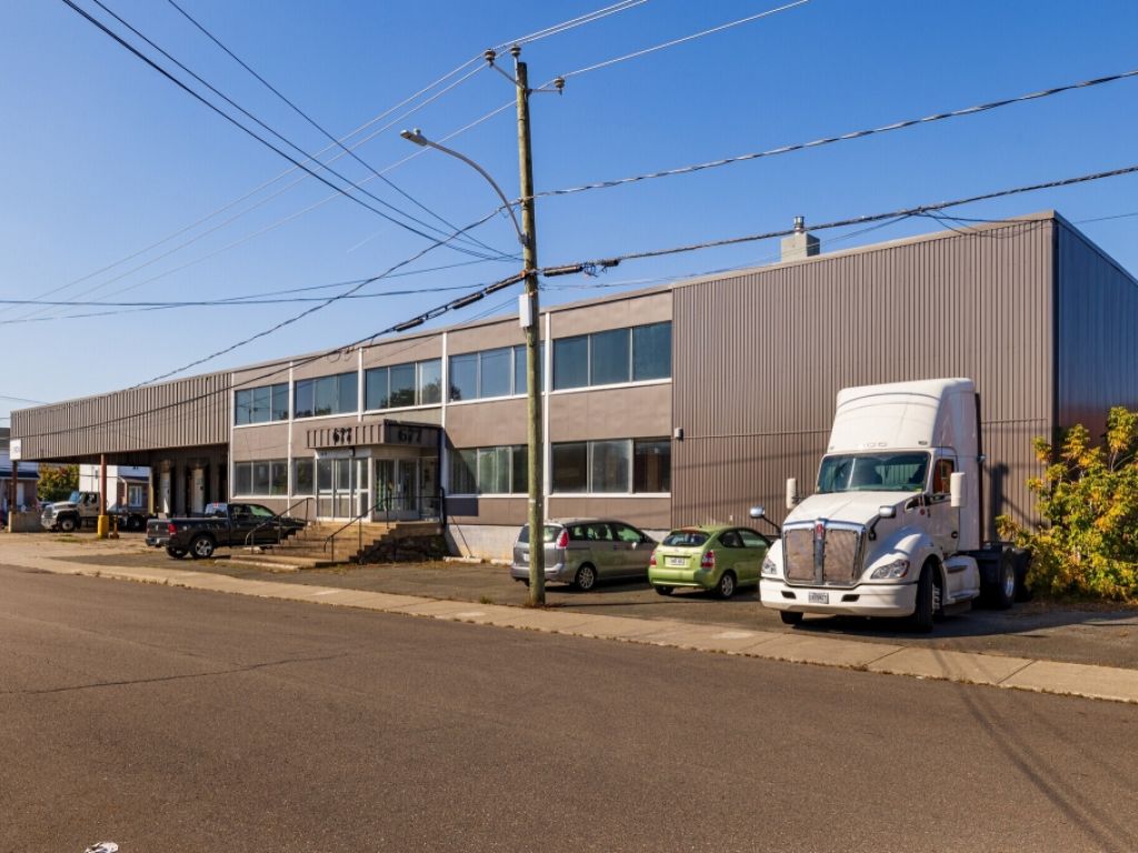 Espace industriel spacieux et hautement fonctionnel � parfait pour l�entreposage, la logistique ou la production