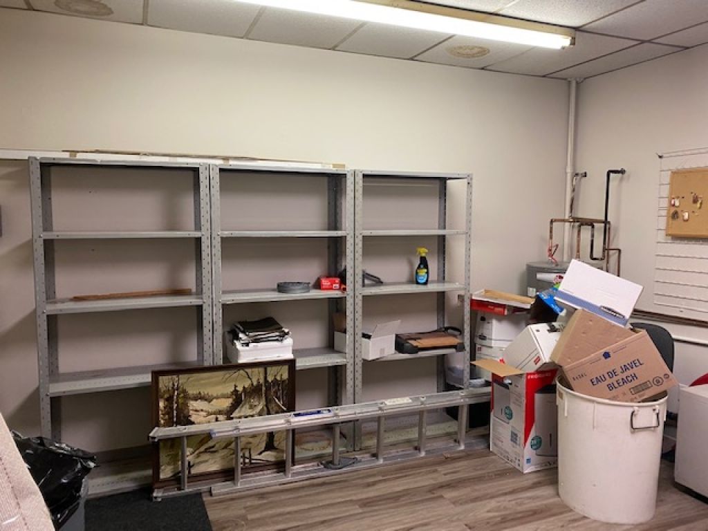 magazin de 948 p.c. a louer a Saint-Leonard