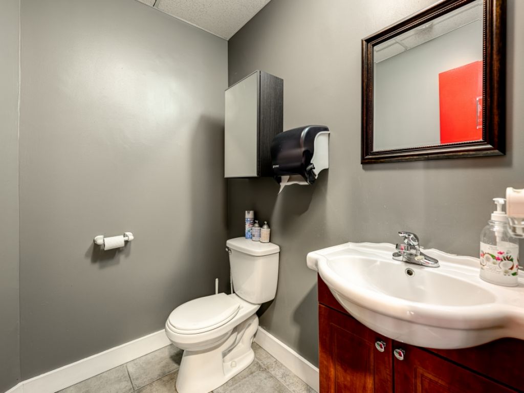 LOCAL � LOUER, M�TRO DU COLL�GE, 1568 PI.CA. 