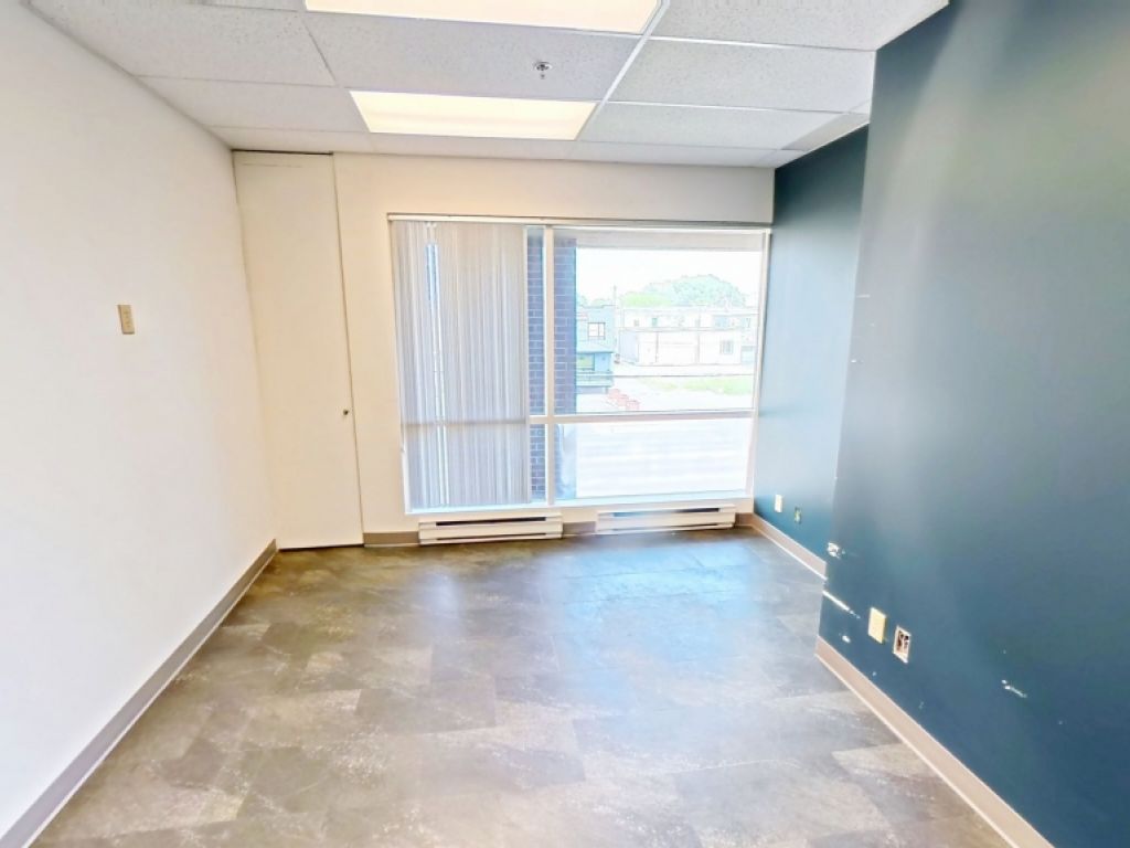 Local de bureau � louer � Vanier � 303, boulevard Pierre-Bertrand, local 208