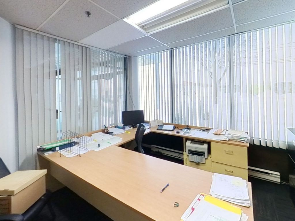 LOCAL AVEC PORTE DE GARAGE PARC COLBERT