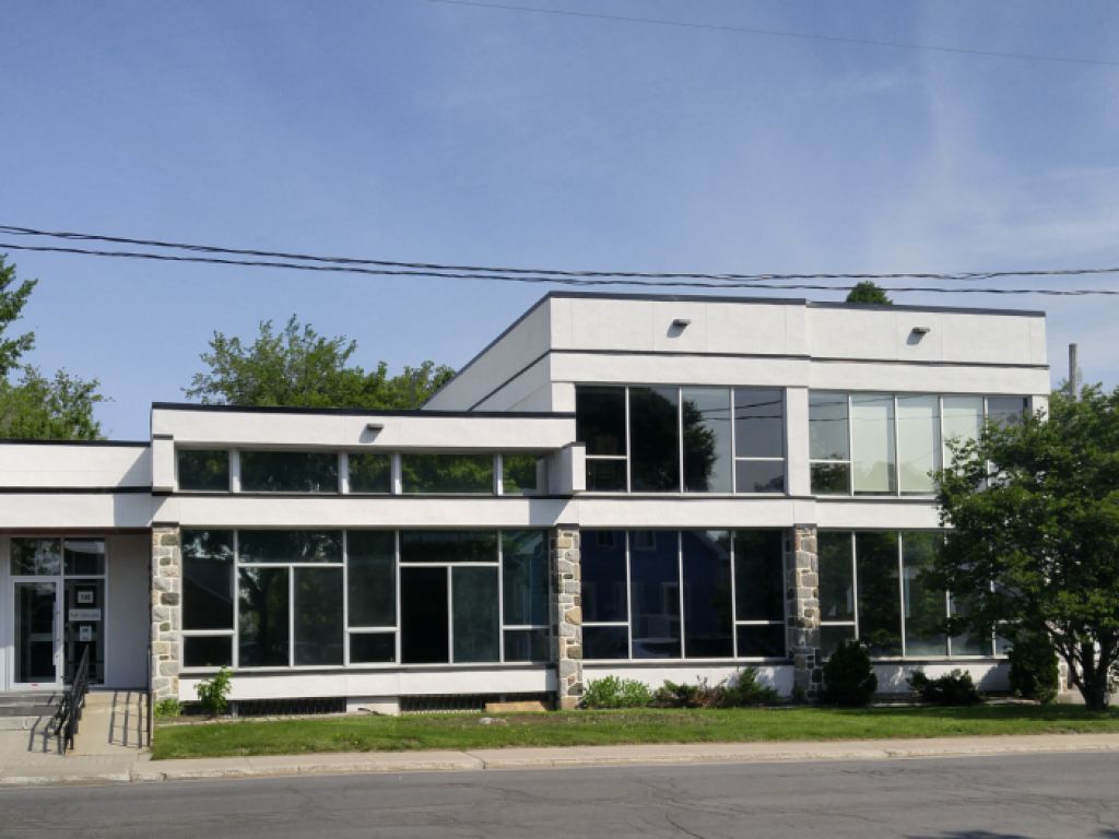 Bureaux ferm�s avec fen�tre_fra�chement r�nov� (pr�s du M�tro Cartier) - LIBRE IMM�DIATEMENT