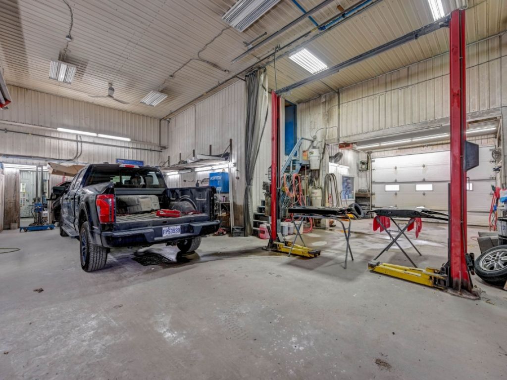 Garage de carrosserie et peinture avec b�tisse Lanaudi�re