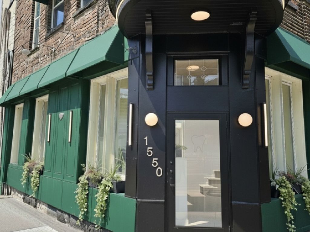 FOR RENT � Commercial space 3200 sq. ft. � Ideal for dental clinic or professional office � Ville-Marie East, Montreal
