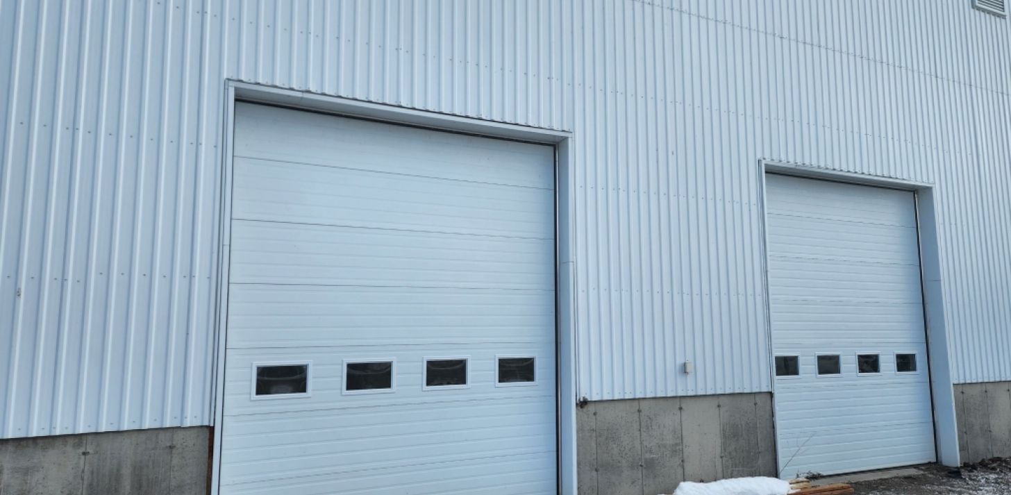 LOCAL INDUSTRIEL AVEC PORTES AU SOL - &Agrave; louer