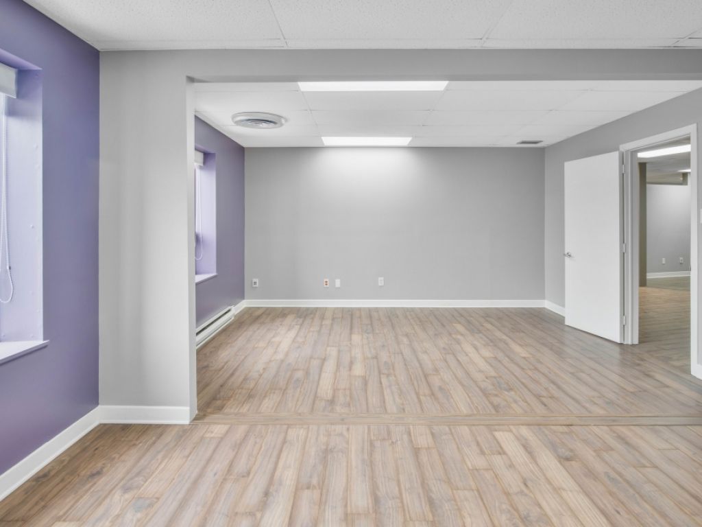 B�tisse � vendre ou � louer + Bureaux au 2e �tage Centre-ville St-J�r�me