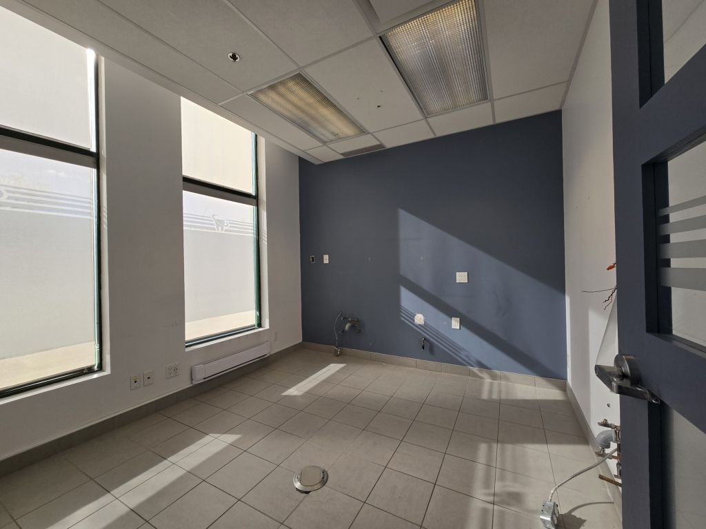 LOCAL � LOUER AU REZ-DE-CHAUSS�E, RUE SAUV� COIN ACADIE 1468 PI.CA.