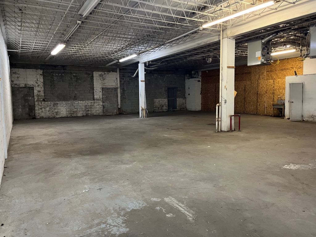 Entrepot de 5,700 pieds avec porte de garage