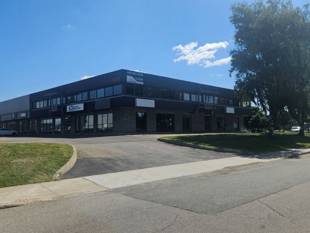 Local en RdC de bureau avec section porte de garage