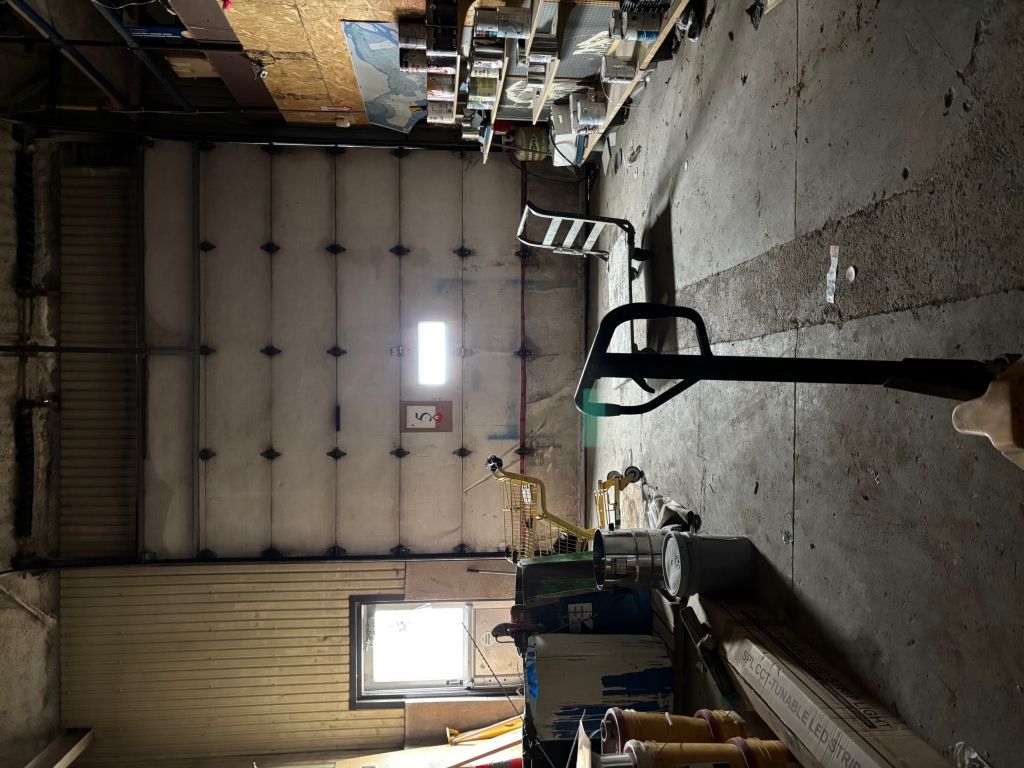 Batiment commercial avec entrepot (2900p2 ) et bureau (2500p2 ) 