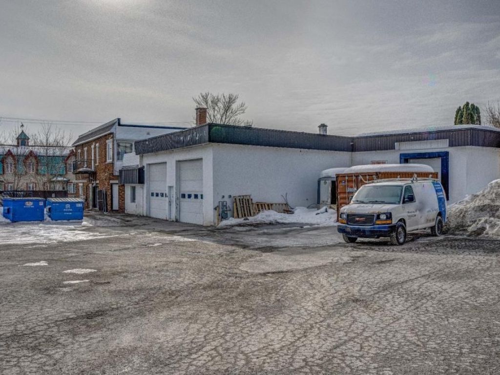Bureaux avec entreposage, 3 garages, 2 quais� St-J�r�me