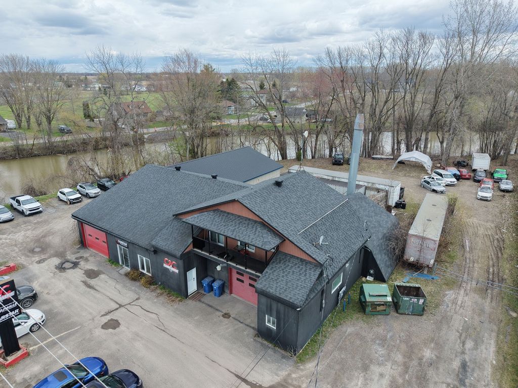 Garage de carrosserie et peinture avec b�tisse Lanaudi�re