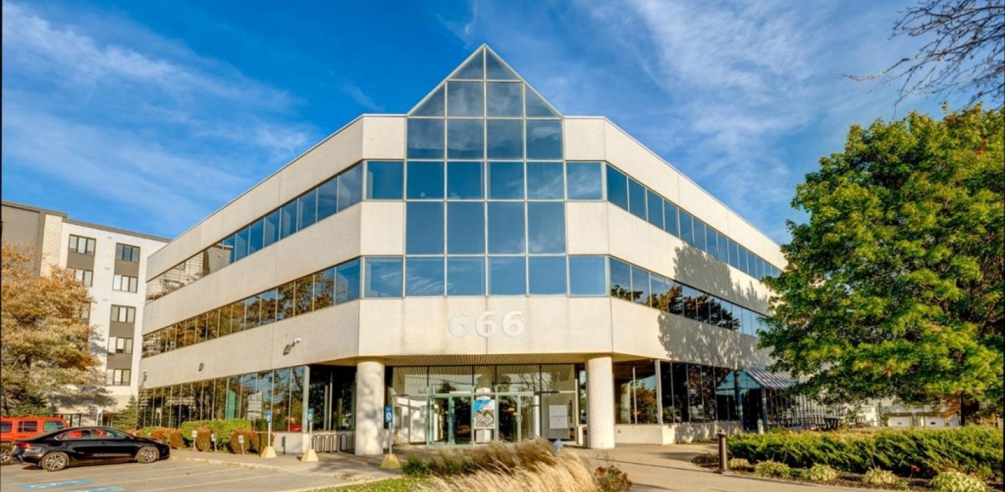 Espace bureau &agrave; louer - 666 Boul. St-Martin O., local 110 - &Agrave; louer
