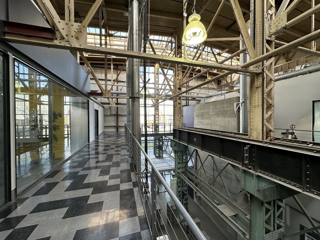 Technop�le Angus     Magnifique espace partag� de 2522 pi ca