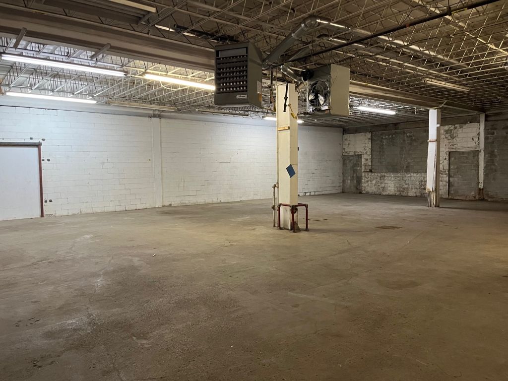 Entrepot de 5,700 pieds avec porte de garage