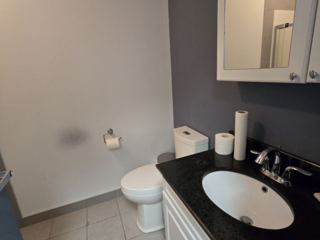 LOCAL � LOUER AU REZ-DE-CHAUSS�E, RUE SAUV� COIN ACADIE 1468 PI.CA.