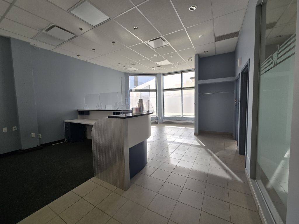 LOCAL � LOUER AU REZ-DE-CHAUSS�E, RUE SAUV� COIN ACADIE 1468 PI.CA.