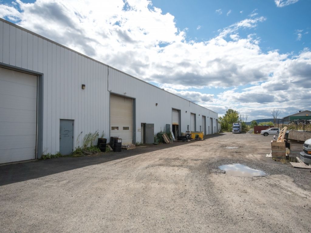 Superbe local 1250p.c.- Secteur industriel- Rive-Sud- St-Mathieu-de-Beloeil
