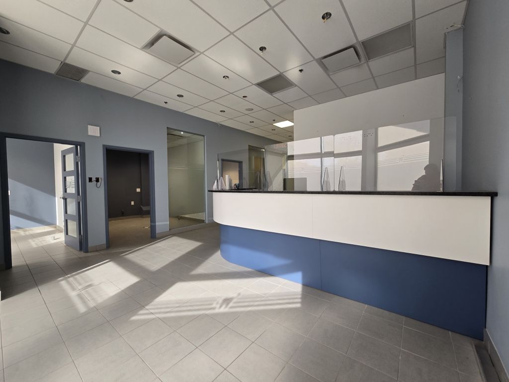 LOCAL � LOUER AU REZ-DE-CHAUSS�E, RUE SAUV� COIN ACADIE 1468 PI.CA.