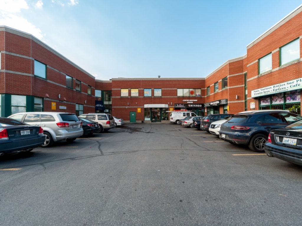 LOCAL � LOUER AU REZ-DE-CHAUSS�E, RUE SAUV� COIN ACADIE 1468 PI.CA.