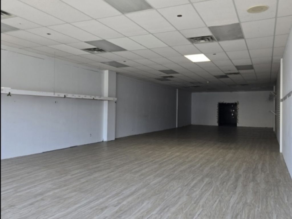 Local a louer 2200p.c. ou 4360 p.c.