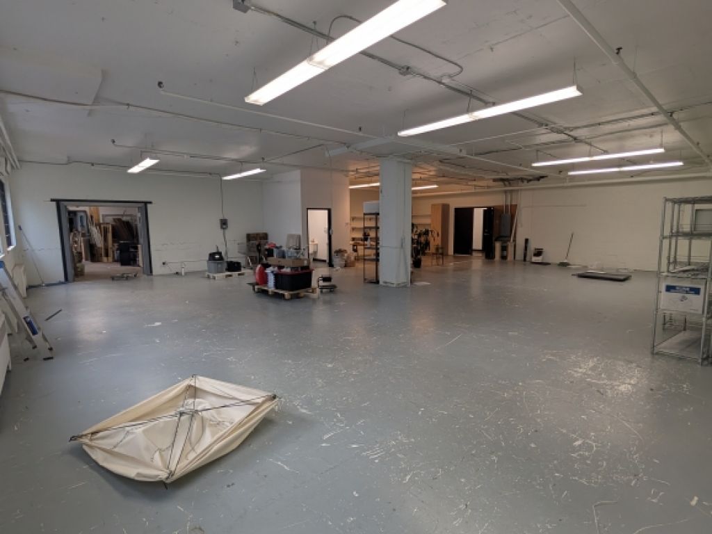 Chabanel | Espace commercial 2100pc - Bureau/Showroom/Entrepot - Rez-de-Chausser - Quai de chargement priv�