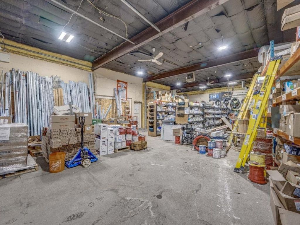 Bureaux avec entreposage, 3 garages, 2 quais� St-J�r�me