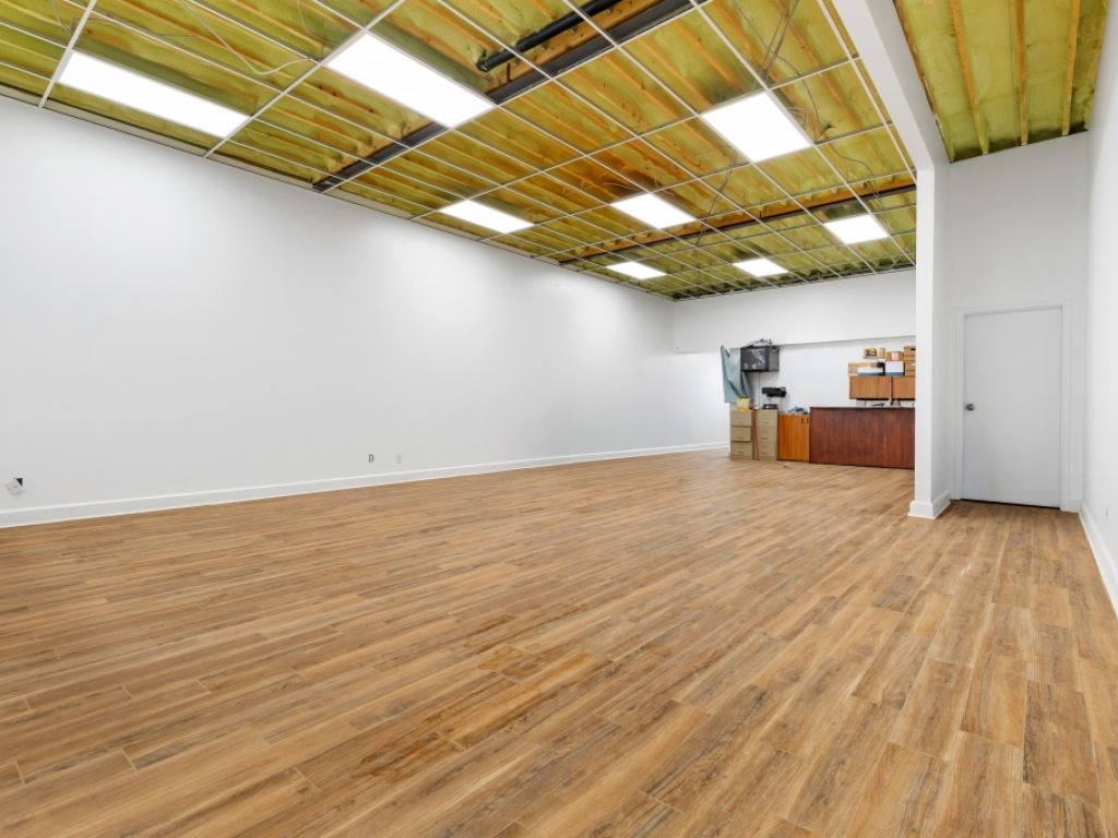 Local commercial avec garage - Emplacement strat�gique - Occupation rapide