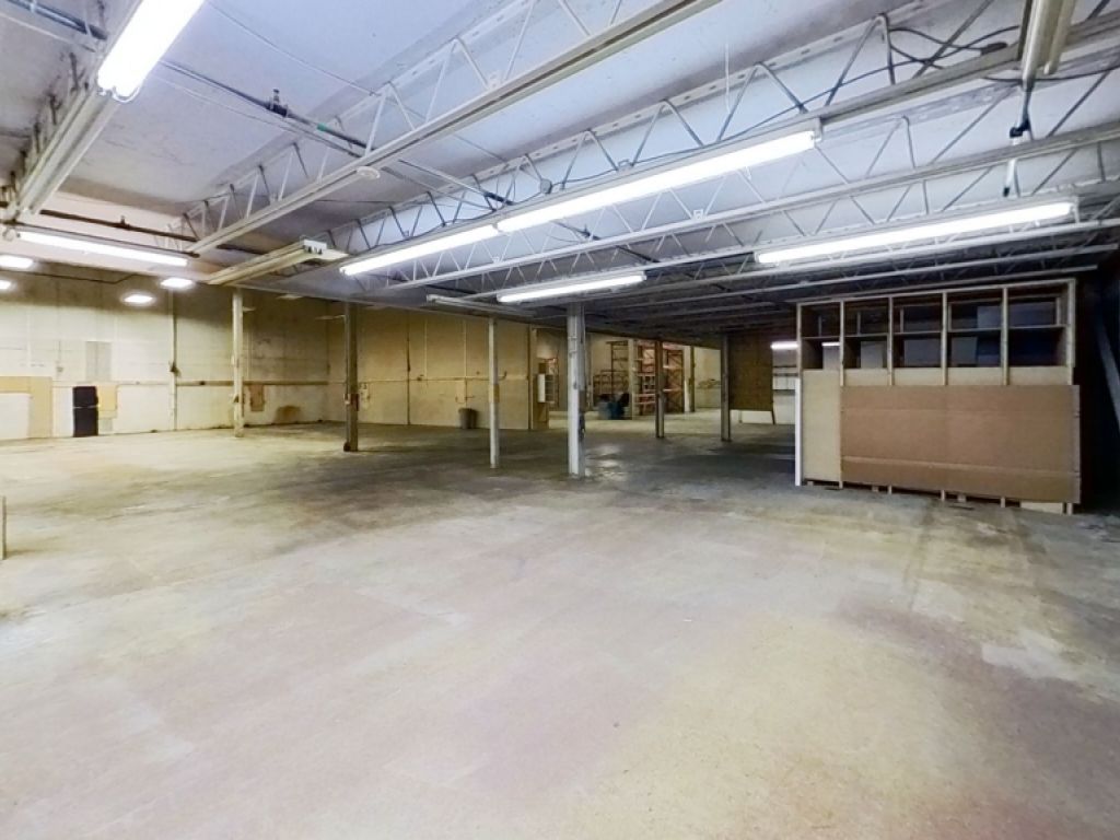 LOCAL AVEC PORTE DE GARAGE PARC COLBERT