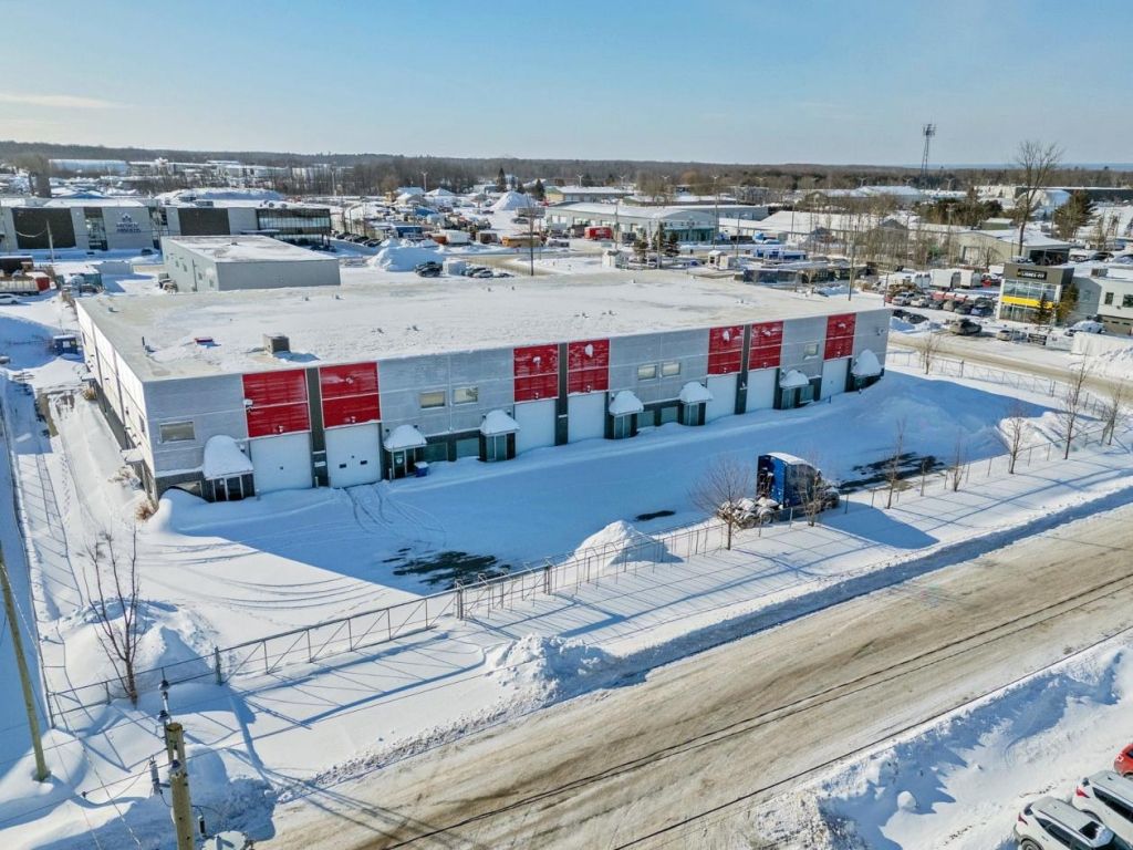 Immense entrep�t subdivisible Quartier industriel Mirabel