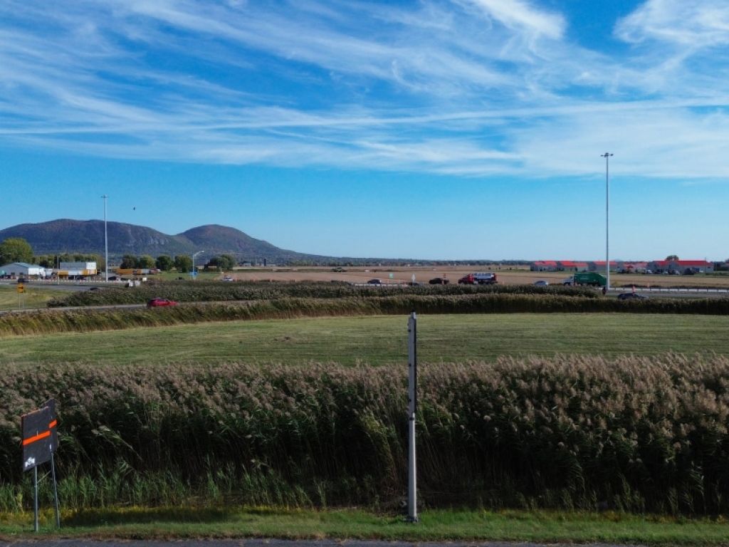 Local commercial / industriel � louer 6000, 9000 et 15000 pi.ca�St-Mathieu-de-Beloeil   Bordure de l'autoroute