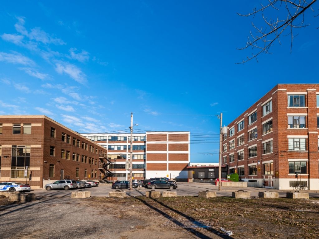 Office and industrial spaces for rent-District Beaumont-6833 De L'�p�e