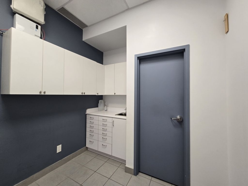 LOCAL � LOUER AU REZ-DE-CHAUSS�E, RUE SAUV� COIN ACADIE 1468 PI.CA.